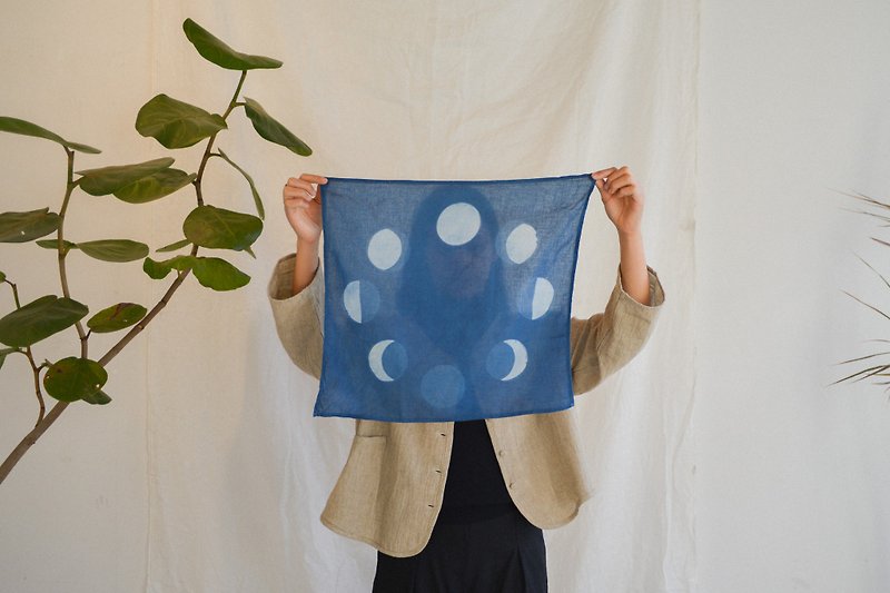 手染めの天然藍|月|居心地の良い生活のためのユーティリティ四角い布 - スカーフ - コットン・麻 ブルー