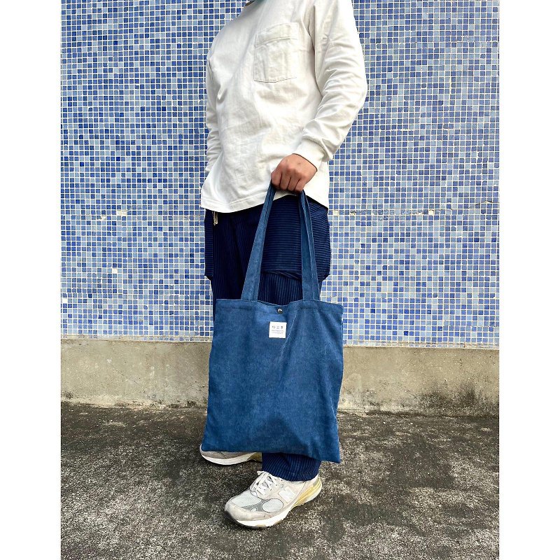 Navy Corduroy Canvas Bag - กระเป๋าถือ - วัสดุอื่นๆ สีน้ำเงิน