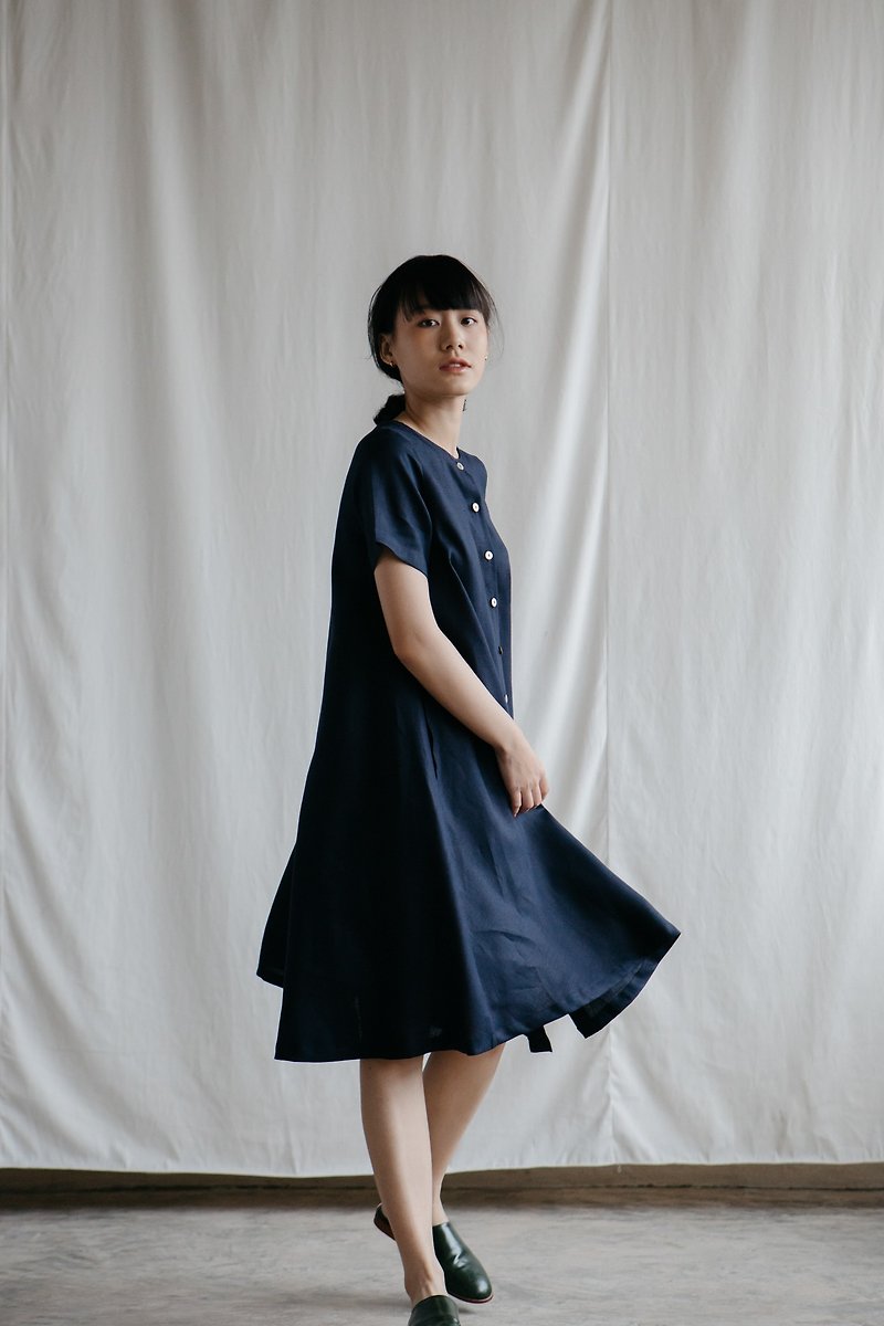 A-line dress with Shell Button in Navy - ชุดเดรส - ผ้าฝ้าย/ผ้าลินิน สีน้ำเงิน