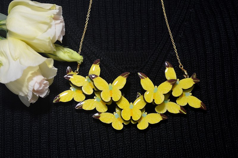 Butterfly kiss lemon yellow white butterfly complex shape necklace hand-painted wooden - สร้อยคอ - ไม้ สีเหลือง
