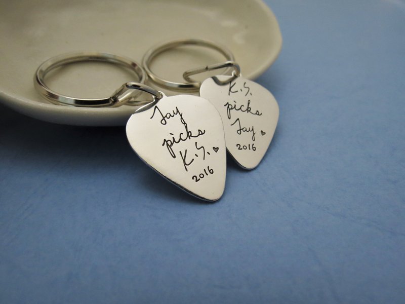 [Engraving] Guitar Pick Keychain | Customized pendant 925 sterling silver handmade silver jewelry lover gift - Keychains - Sterling Silver Silver