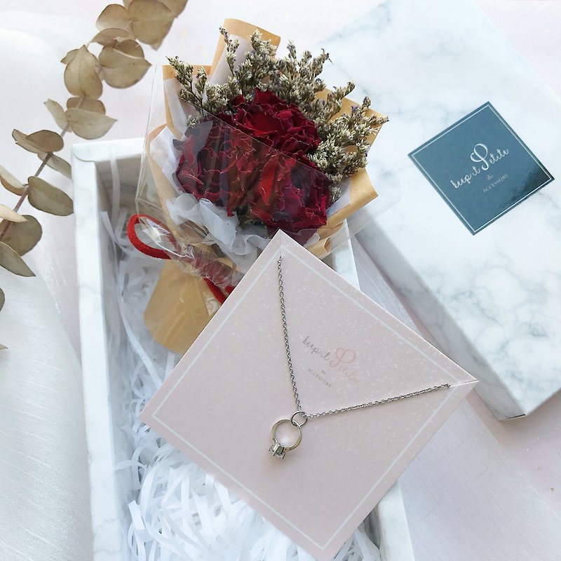 Valentine’s Day Gift [Romantic Rose Box Set] Dry Rose Bouquet Mini Ring Necklace - สร้อยคอ - วัสดุอื่นๆ สีแดง