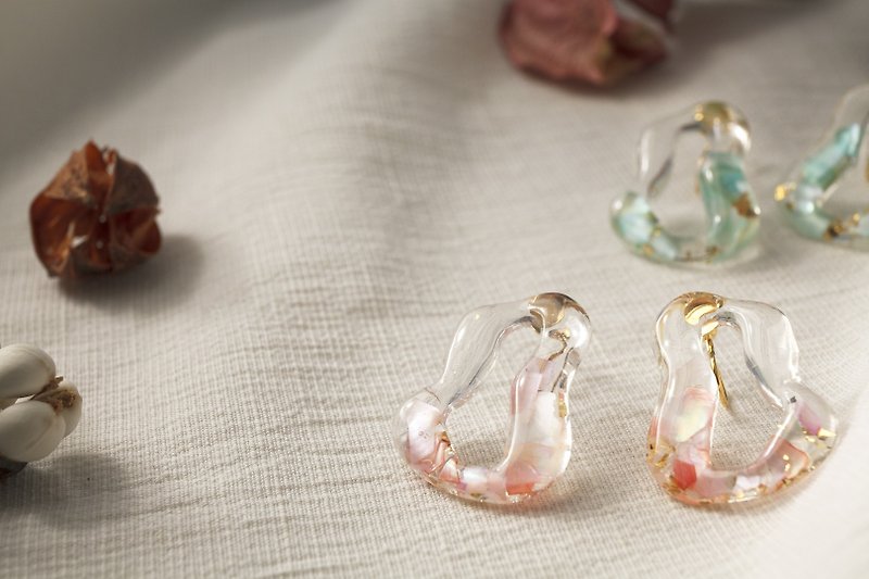 | Baikal. Lakeside | Handmade Irregular Resin Earrings / Natural Shell (Sakura Pink) - ต่างหู - เปลือกหอย สึชมพู