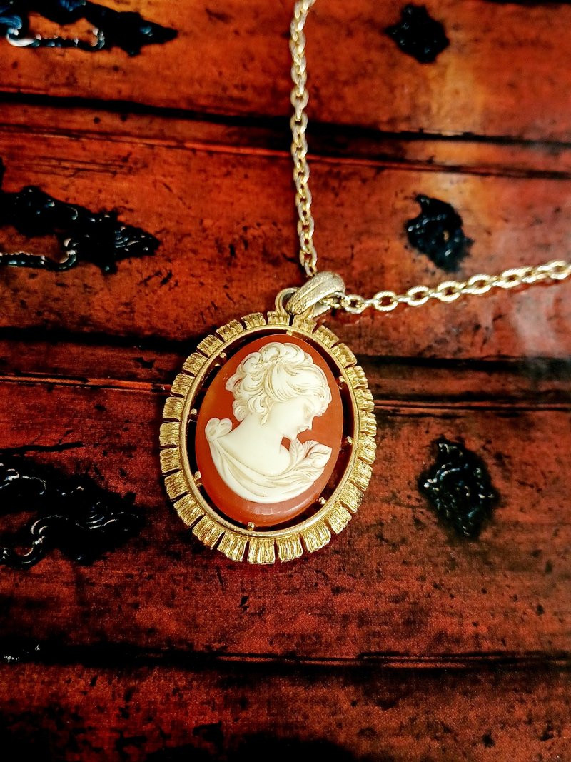 vintage jewelry AVON浮雕仕女雙面  項鍊 - 項鍊 - 其他金屬 