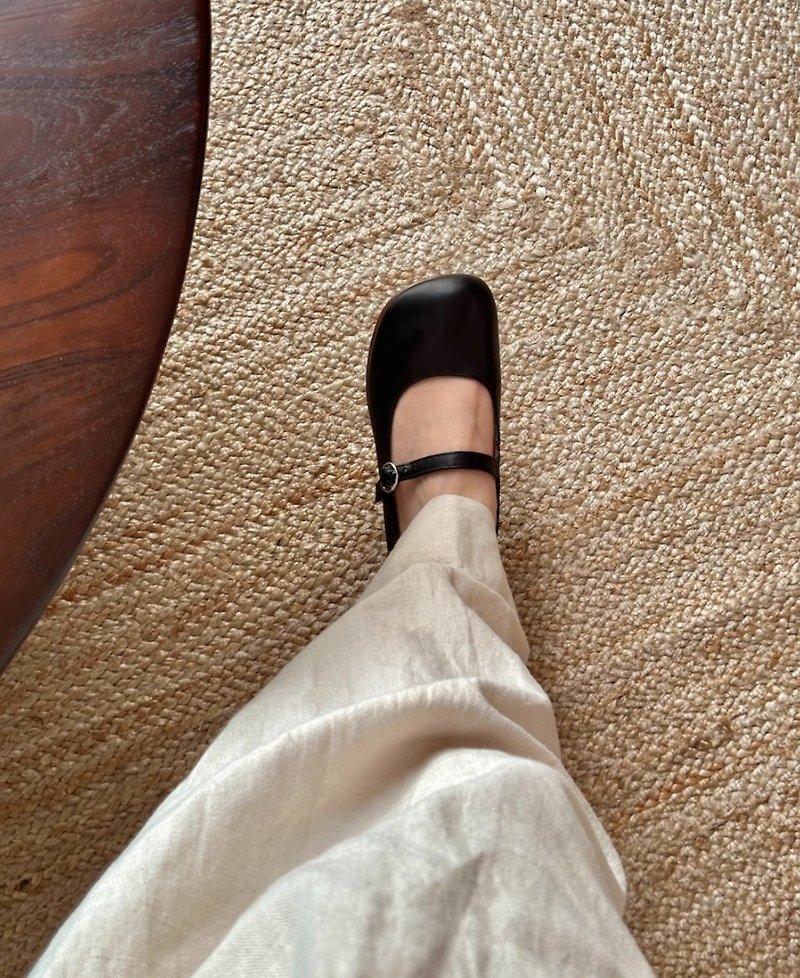 Soft and silky lambskin buckled mini-heeled grandma shoes - รองเท้าหนังผู้หญิง - หนังแท้ สีดำ