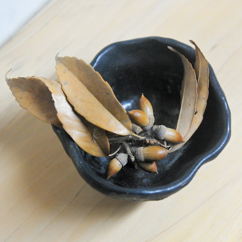 陶手作。黑色的舞動 手捏茶碗/置物桶 - 花瓶/陶器 - 陶 黑色