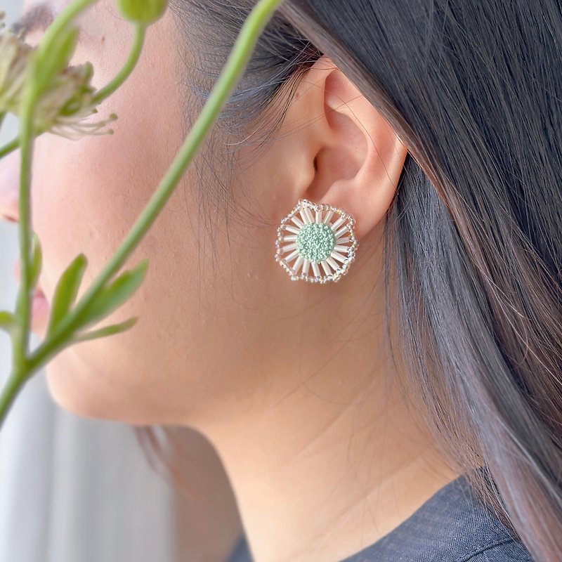 Dandelion embroidered earrings - เย็บปัก/ถักทอ/ใยขนแกะ - งานปัก สีเขียว