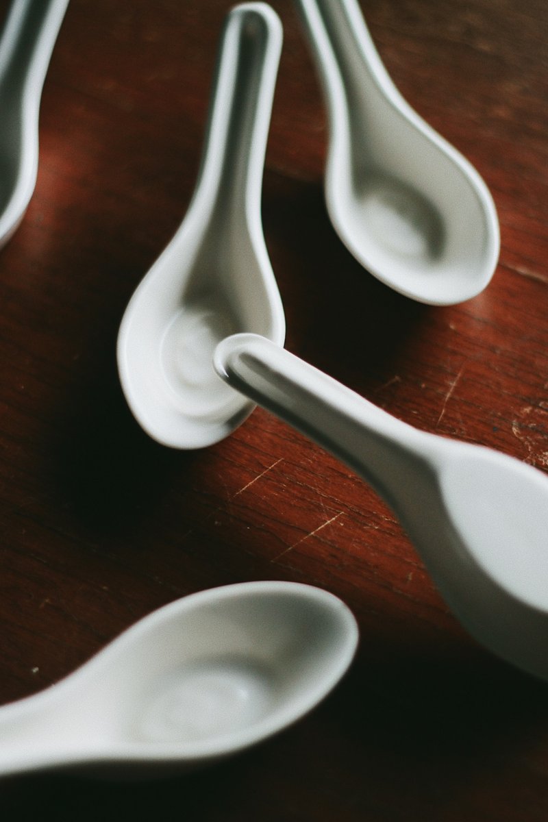 @studio_florero Pan-toh Porcelain Plastic Spoon - จานและถาด - ดินเผา ขาว