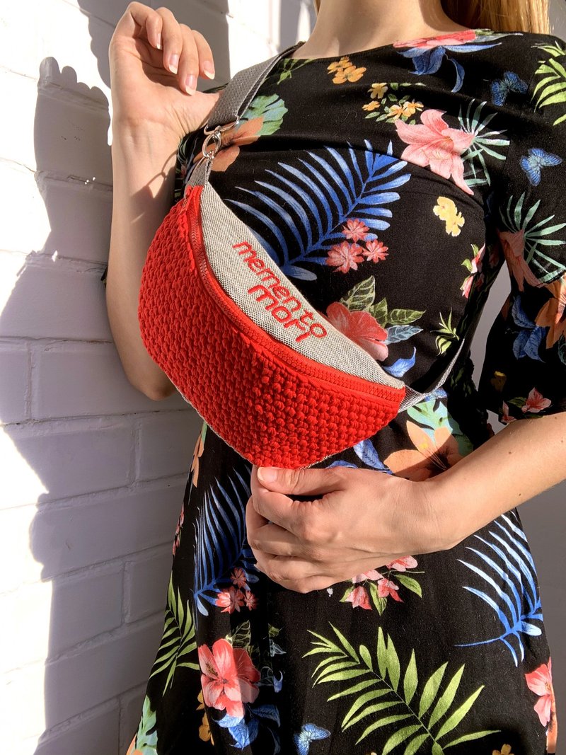 腰包 钩编腰包 刺绣腰包 Crochet fanny pack Red zippered hip bag Waist bag witn embroidery - 側背包/斜背包 - 棉．麻 紅色