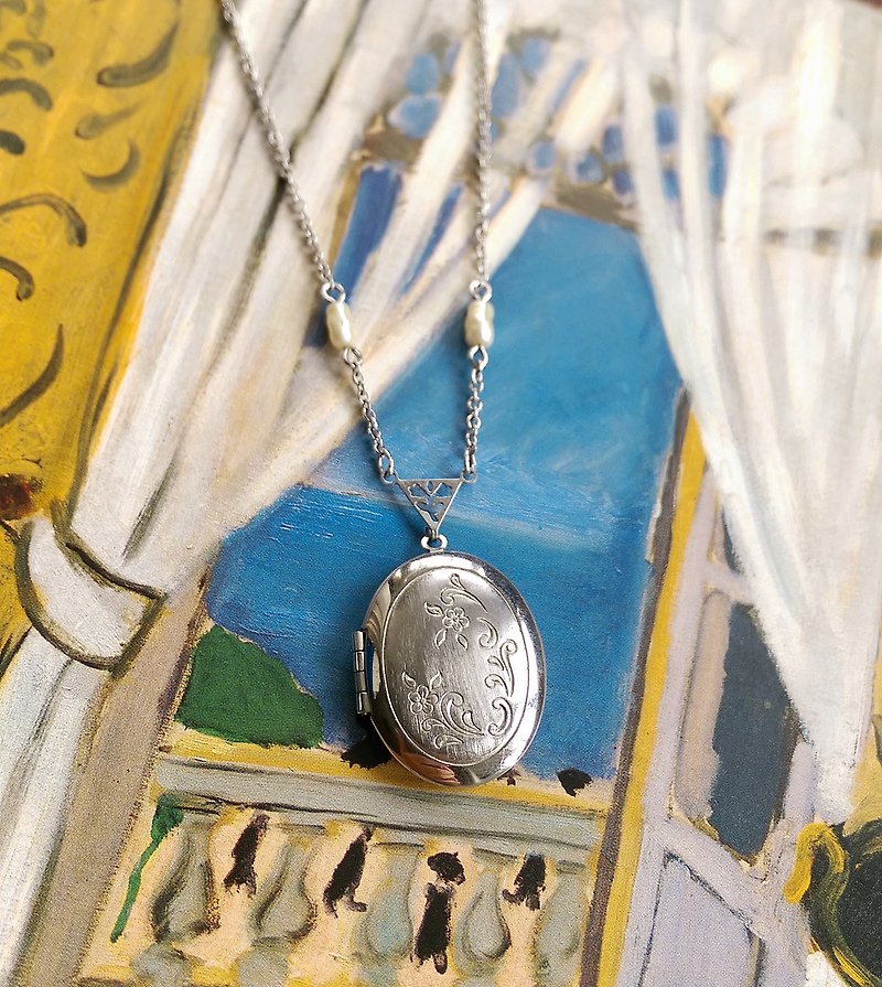 Western antique jewelry. AVON Locket Silver Flower and Grass Photo Pendant Necklace - สร้อยคอ - โลหะ สีทอง