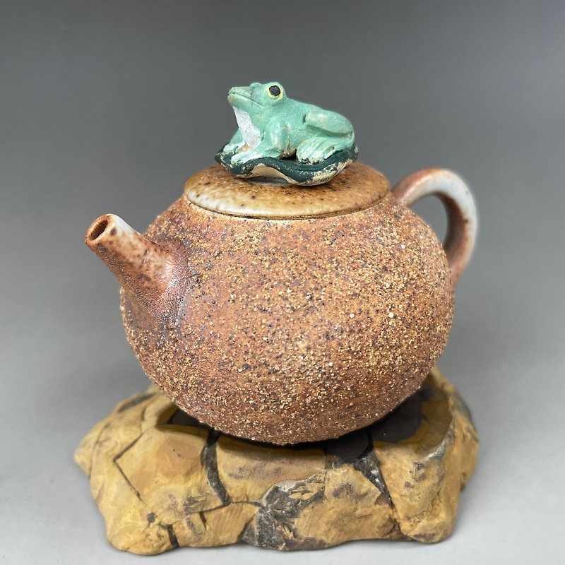 Taiwan [Rock and Mine Handmade] Gravel Frog Pot - Teapots & Teacups - Pottery Brown
