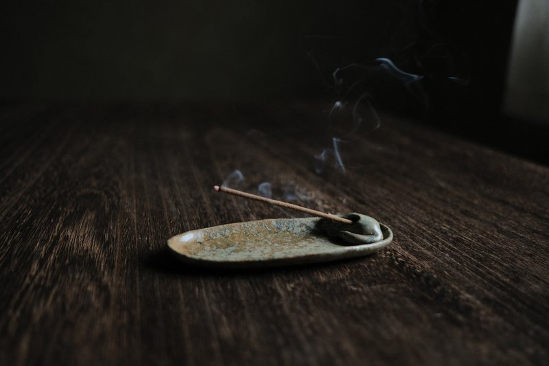 在一旁沈睡的貓・長皿・線香盤 - 香氛/精油/擴香 - 陶 綠色