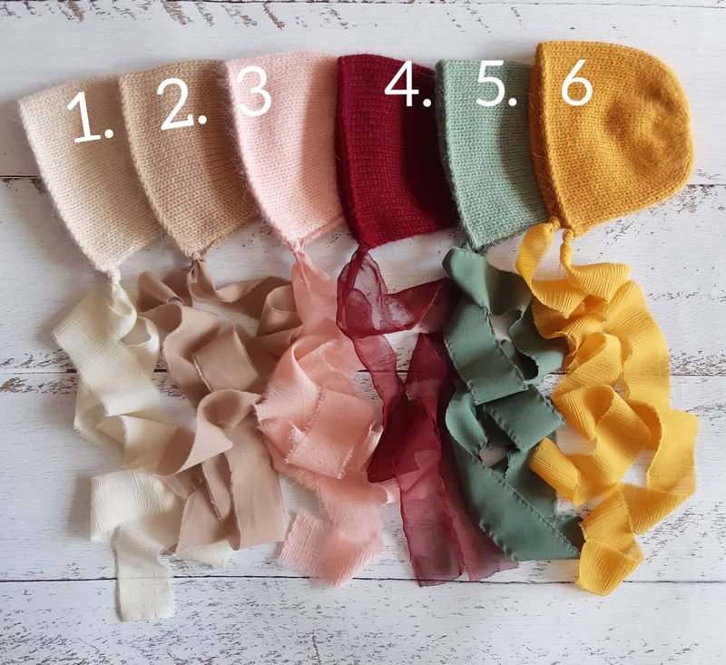 Knitted bonnet with ribbons. Newborn photo props. Girl photo props. - 嬰兒手鍊/飾品 - 羊毛 