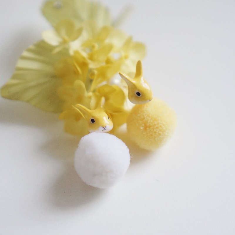 |獨角森林| 奶黃兔毛球 一對 耳釘/耳夾 - 耳環/耳夾 - 黏土 