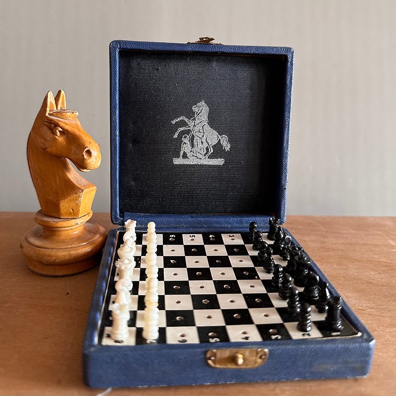 Vintage pocket chess set from USSR, 1950ies - 桌遊/牌卡 - 塑膠 咖啡色