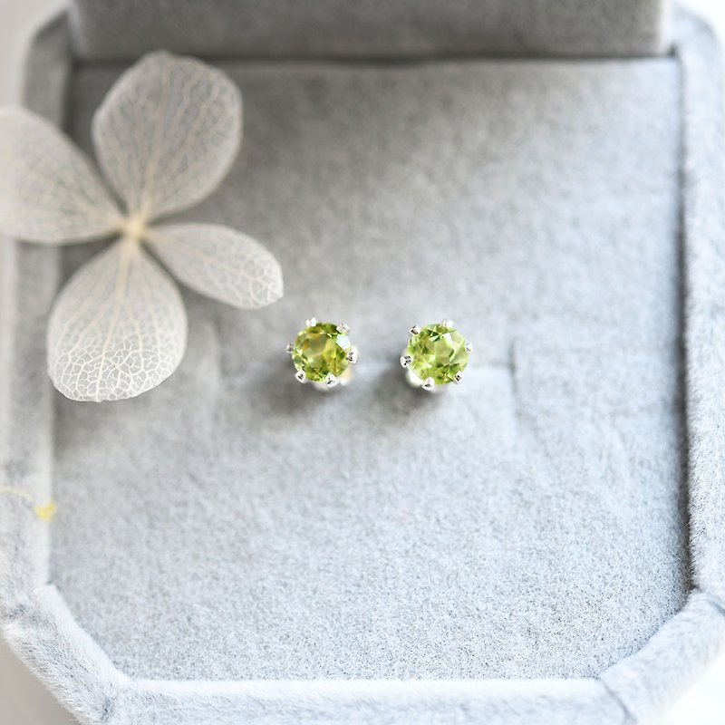 Happiness, love between husband and wife, peace Peridot stud Clip-On 4mm August birthstone - Earrings & Clip-ons - Gemstone Green