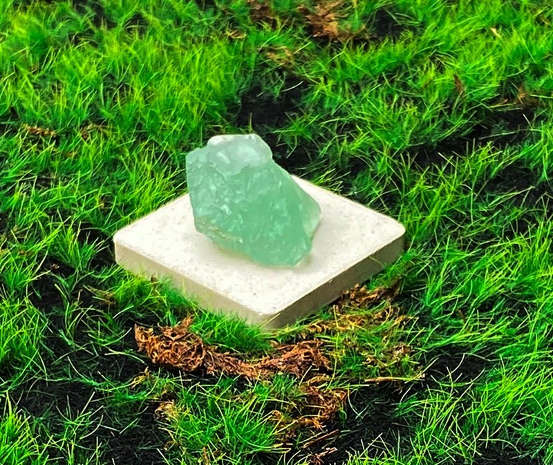 Energy Decoration - Ice-clear and refreshing mint green Stone rough stone stabilizes mood and clears negative thoughts - Items for Display - Crystal Green