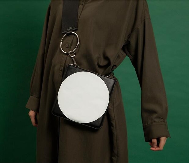 YIZISTORE new fight color shoulder bag female wide strap Messenger bag art simple small square bag - กระเป๋าแมสเซนเจอร์ - หนังแท้ สีดำ