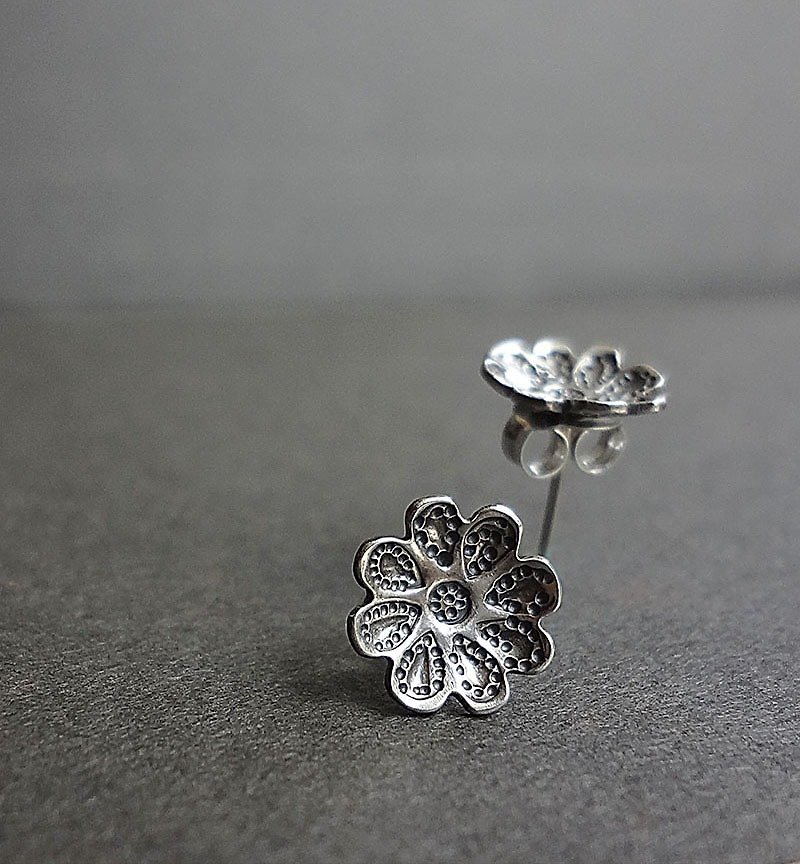 Knock flower silver earrings-pure Silver earrings - ต่างหู - โลหะ สีเทา