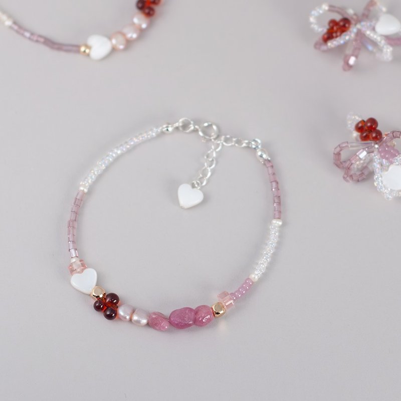 Cherry Sweetheart White Butterfly Shell Heart Natural Stone Beads Bracelet - สร้อยข้อมือ - วัสดุอื่นๆ สีแดง