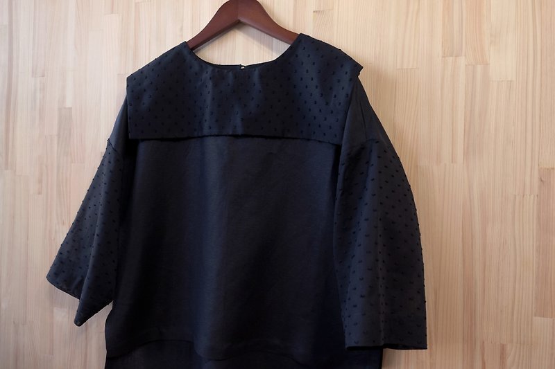 Navy collar off-shoulder three-quarter sleeve top/black dotted yarn - เสื้อผู้หญิง - ผ้าฝ้าย/ผ้าลินิน สีดำ