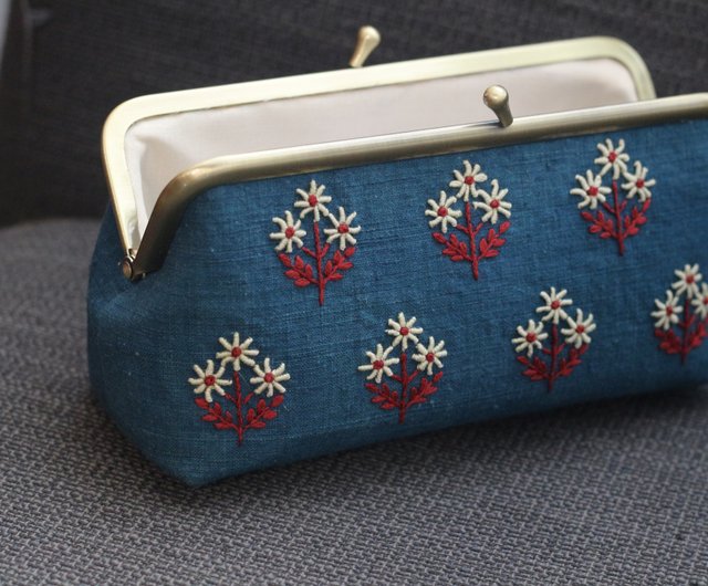 petit point プチポアン　バッグ　がま口　刺繍　花柄　アンティーク 刺繍 がま口 キット petit point プチポアン バッグ がま口 刺繍