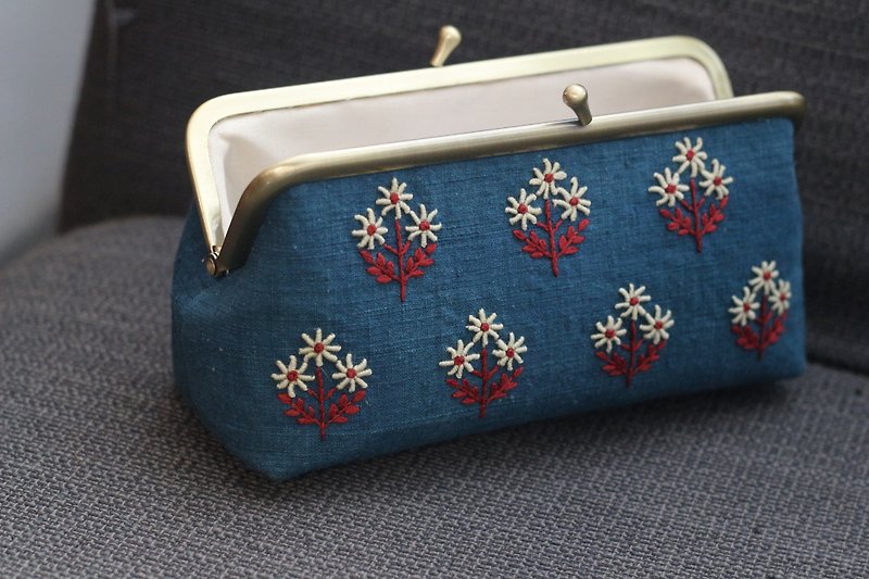embroidered kiss lock bag - Coin Purses - Cotton & Hemp 