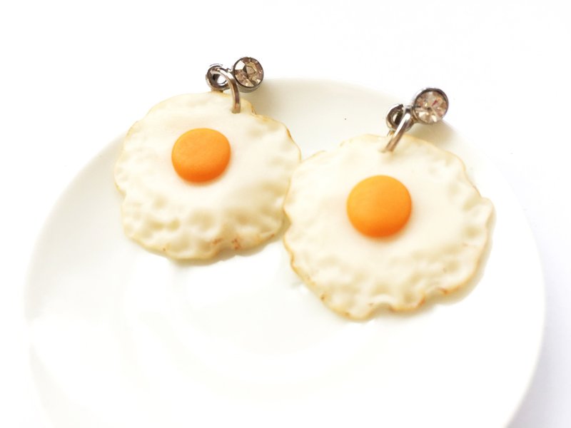fried egg earrings - 耳環/耳夾/耳骨夾 - 黏土 白色