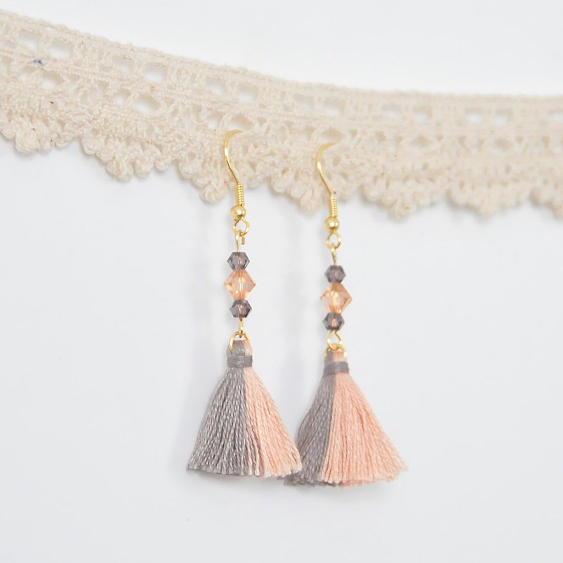 Two-tone tassels. Czech crystal. Earrings Two Colorway Tassel. Crystal. Earring - ต่างหู - งานปัก สีเทา