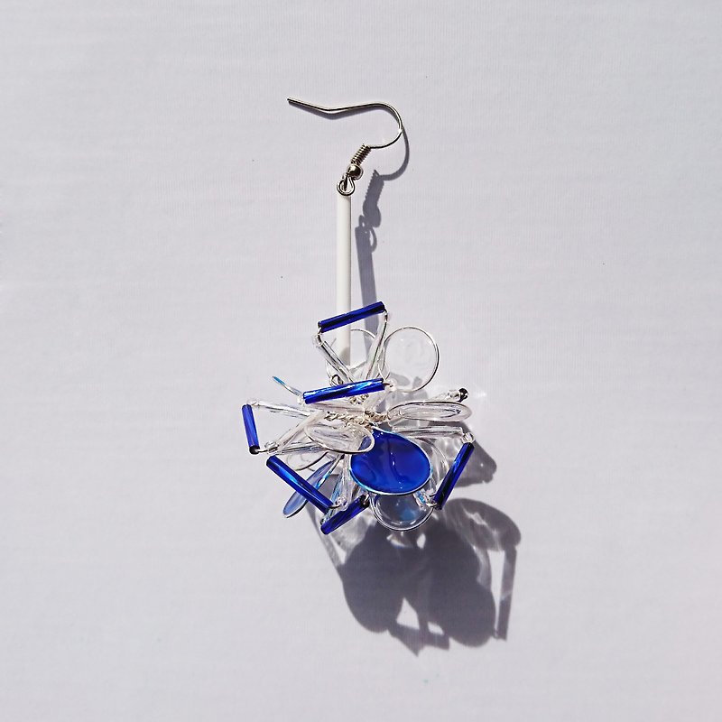 <Wave> unilateral modeling handmade design resin earrings / hanging paragraph / earring / accessories - ต่างหู - วัสดุอื่นๆ สีใส