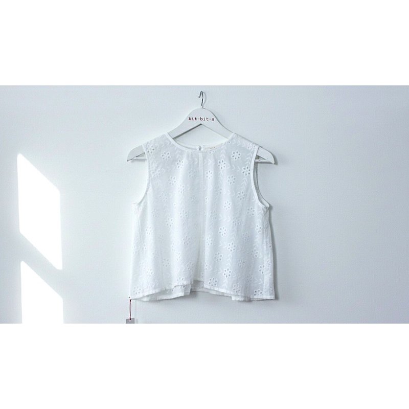 Sleeveless Top in White Cotton Eyelet - 女上衣/長袖上衣 - 棉．麻 白色