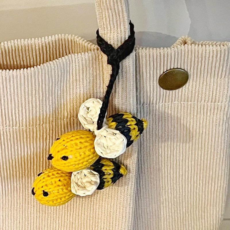 Bee Charms for bag Summer Trend 2024 - 吊飾 - 棉．麻 黃色