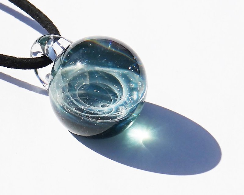 Transparent brightness The world of green sparkle. Glass pendant universe - สร้อยคอ - แก้ว สีเขียว