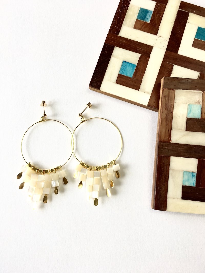 Cube shell hoop earrings - Earrings & Clip-ons - Other Materials White