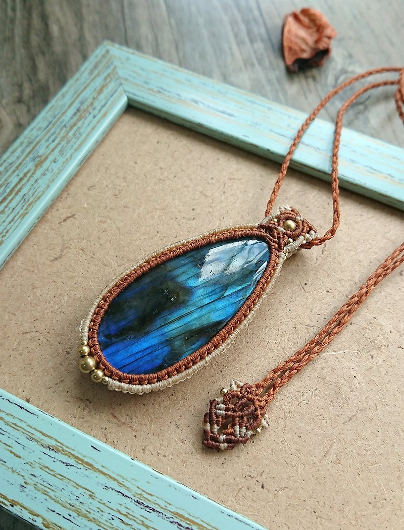 Misssheep P26 - Handcrafted Labradorite Macrame pendant - Necklaces - Other Materials Brown
