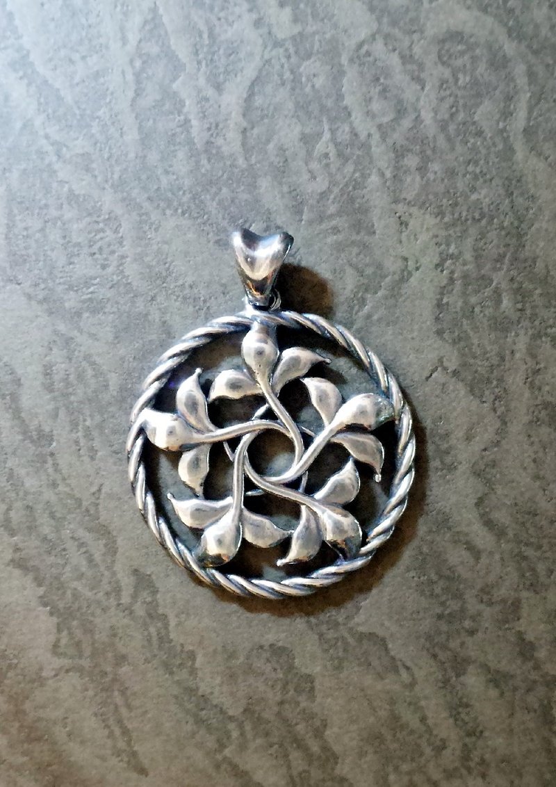 Silver 925 Vine Decor Rose-Window Pendant - Necklaces - Other Metals Silver