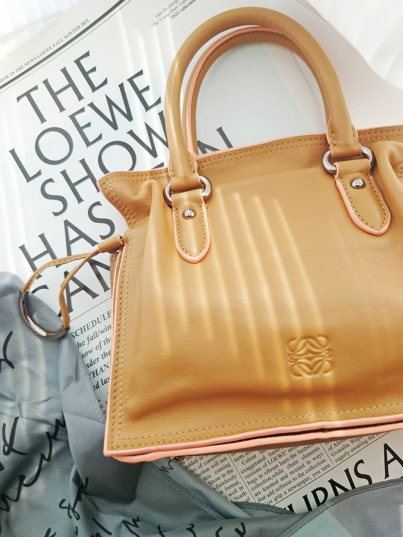帶保卡塵袋 Loewe Flamenco 束口袋肩背包斜挎包單肩包束繩包 - 側背包/斜背包 - 真皮 卡其色