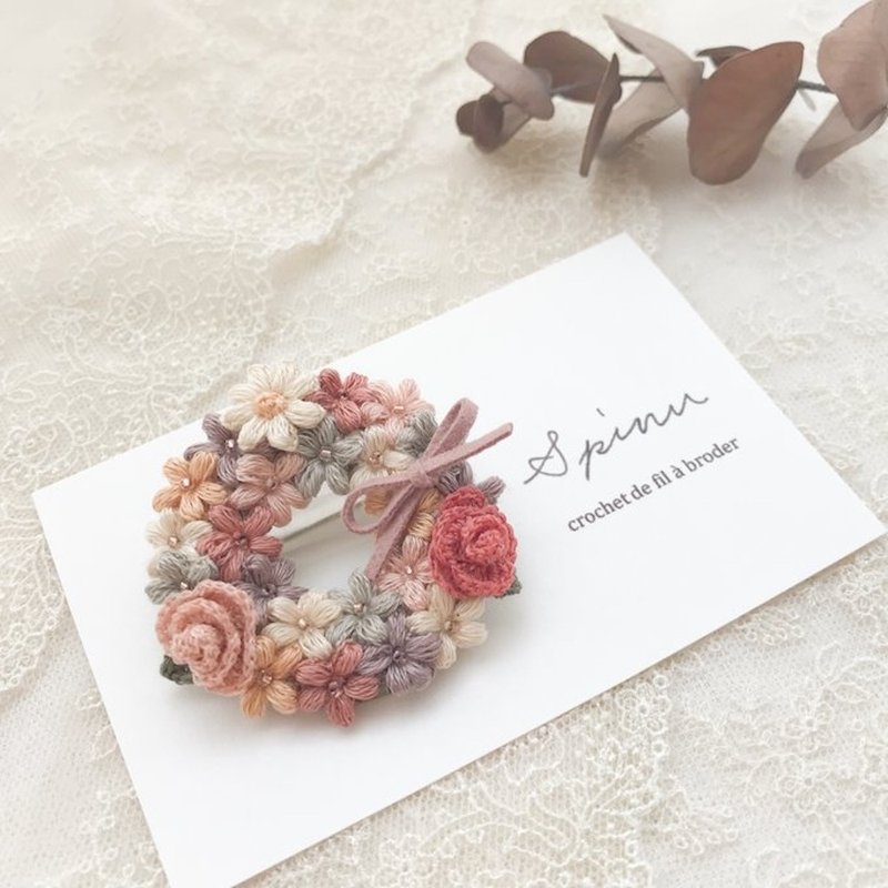 Flower field donut brooch, spring colors, lace knitting - เข็มกลัด - ผ้าฝ้าย/ผ้าลินิน สึชมพู