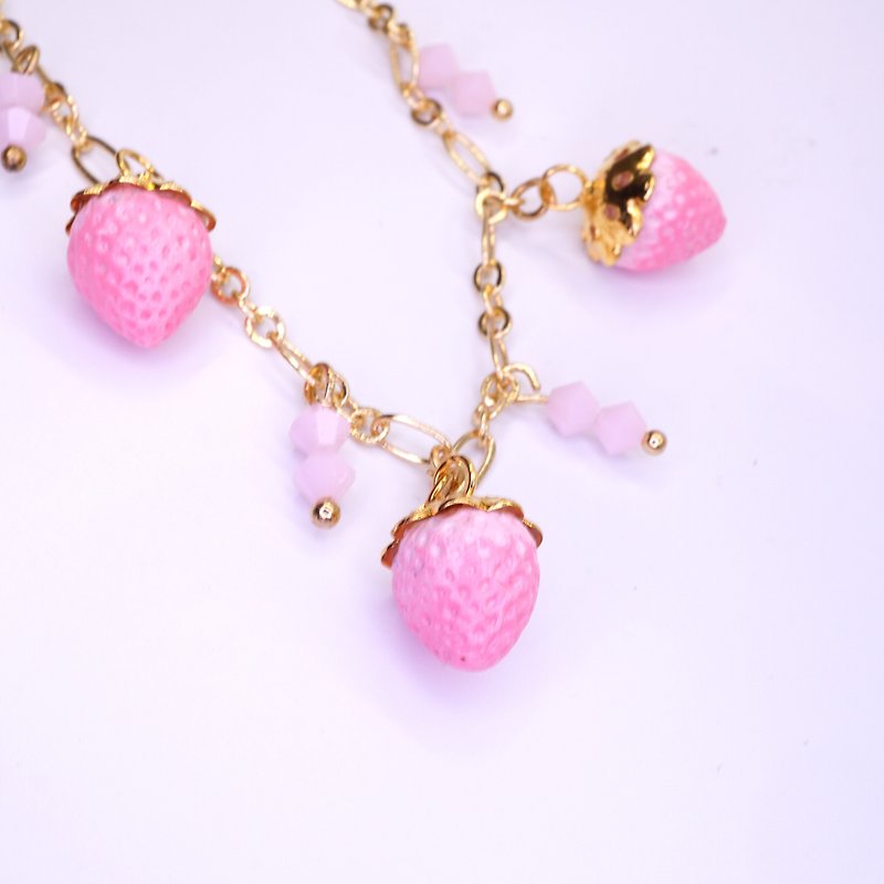 *Playful Design* Pink Strawberry Bracelet - สร้อยข้อมือ - ดินเหนียว สึชมพู