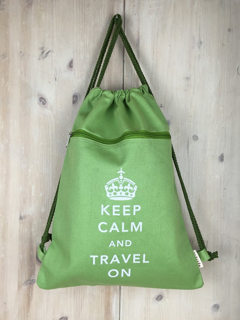 Keep Calm & Travel On Drawstring Backpack (Green) - กระเป๋าหูรูด - ผ้าฝ้าย/ผ้าลินิน สีเขียว