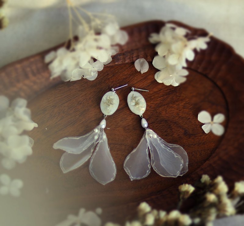 White oval geometry- glue dry flower-three-dimensional yarn flower earrings/ Clip-On - Earrings & Clip-ons - Plants & Flowers White