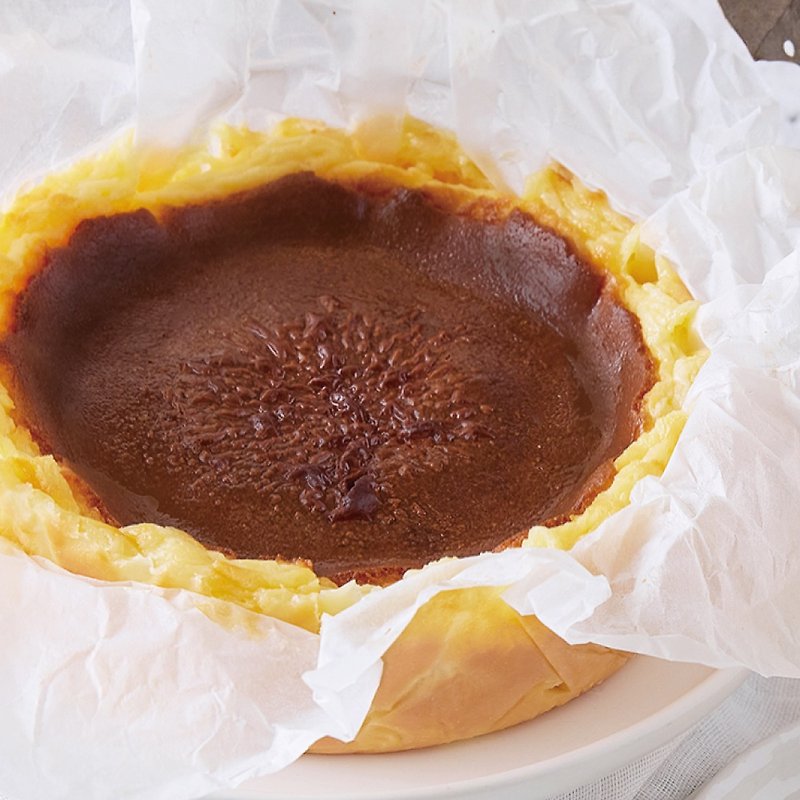 【La Fruta】Basque Baked Cheesecake / 6 inches - เค้กและของหวาน - วัสดุอื่นๆ สีนำ้ตาล