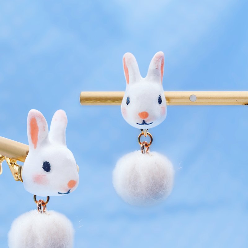 白兔與毛球 | 耳夾耳針 | 耳飾 | - 耳環/耳夾 - 黏土 白色