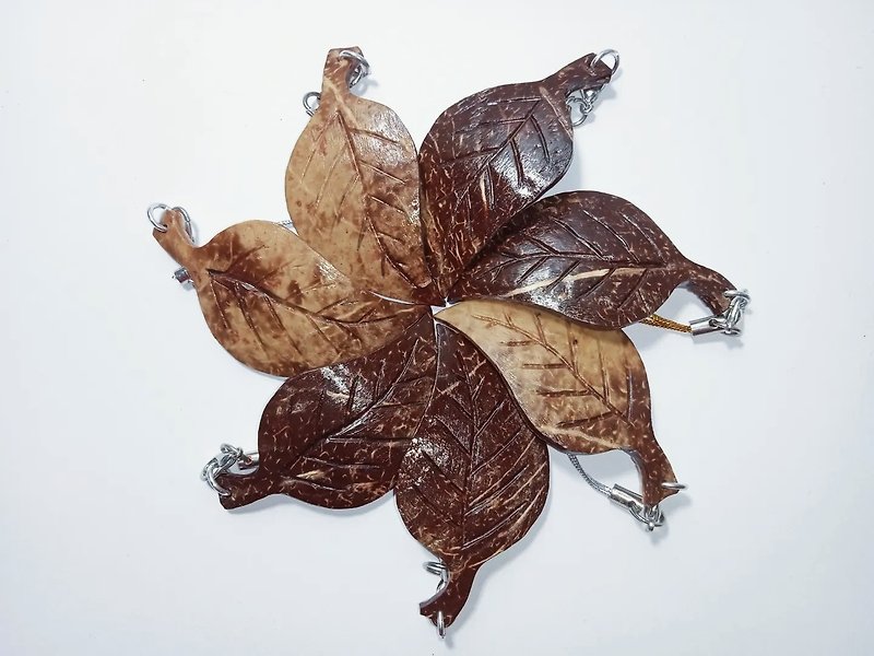 Leaf Keychain Coconut shell (colour random) - 鑰匙圈/鎖匙扣 - 木頭 咖啡色