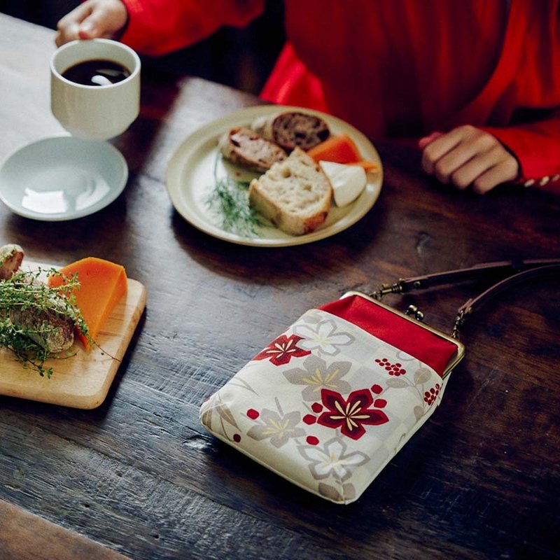 Vertical Pochette Kiss lock bag Ichimatsuume White with Adjustable Shoulder Strap [Made in Japan] - 側背包/斜孭袋 - 棉．麻 白色