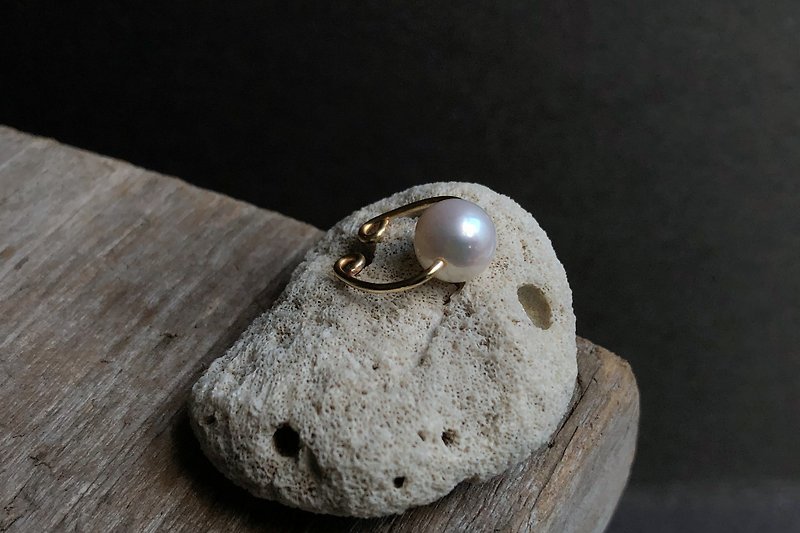 Simple freshwater pearl handmade ear bone clip golden Bronze single - ต่างหู - ไข่มุก สีทอง