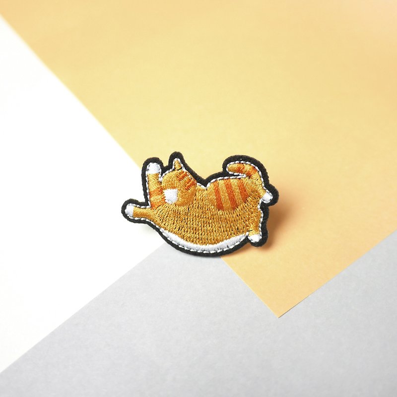 猫　刺繍　ピンブローチ - ブローチ - 刺しゅう糸 オレンジ