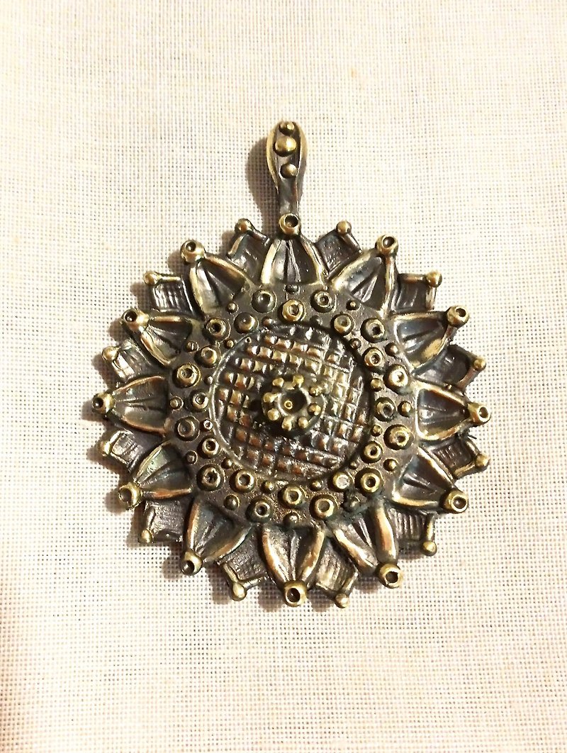 sunflower brass necklace pendant,handmade sunflower brass charm,ukraine jewelry - พวงกุญแจ - ทองแดงทองเหลือง สีทอง