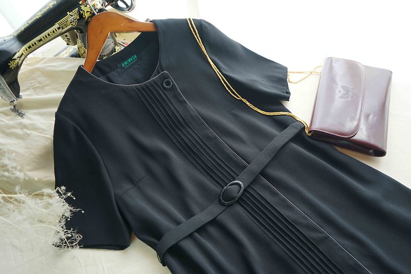 尋寶古著-日式優雅壓褶圓領黑色復古洋裝附腰帶 - 連身裙 - 聚酯纖維 黑色