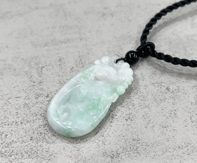 高級な翡翠の彫刻ペンダント 認定書付き　3色 楽天市場】彫刻翡翠 53mm/92P ペンダント 彫刻ヒスイ 翡翠彫刻